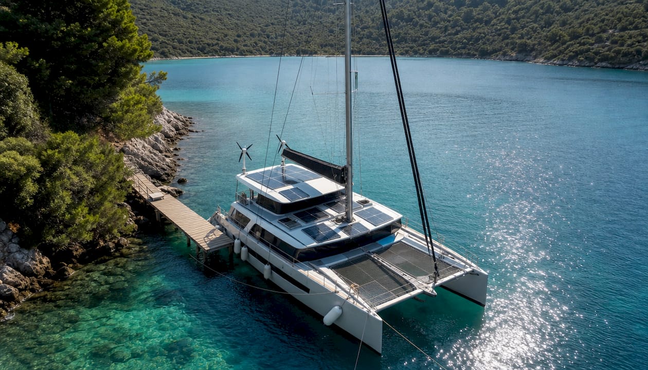 Un catamarano ecologico ormeggiato in una suggestiva baia naturale