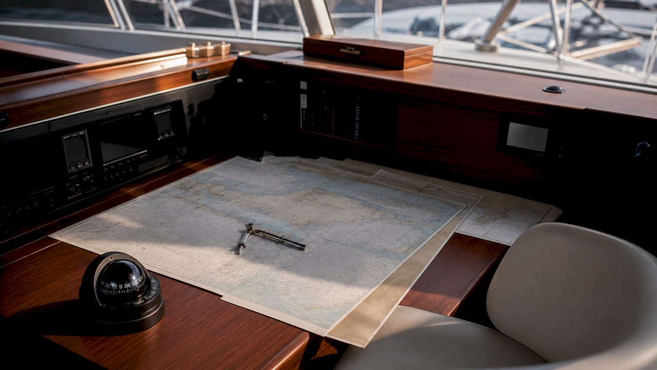 All’interno della cabina di uno yacht a vela, spiccano i moderni strumenti di bordo dedicati alla navigazione.