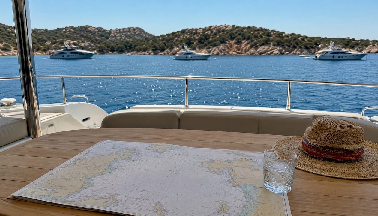 Tutti i punti di ormeggio per yacht e la guida agli itinerari più belli dell’arcipelago di La Maddalena