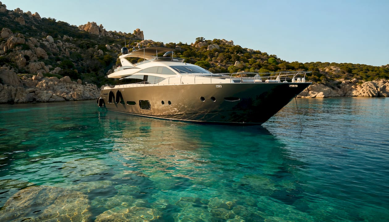 Un elegante yacht ormeggiato nelle acque cristalline della Costa Smeralda