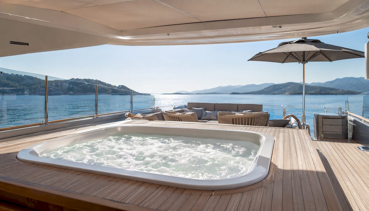 Sole, relax e una vista mozzafiato sul mare: goditi la jacuzzi sul ponte superiore di uno yacht di lusso.