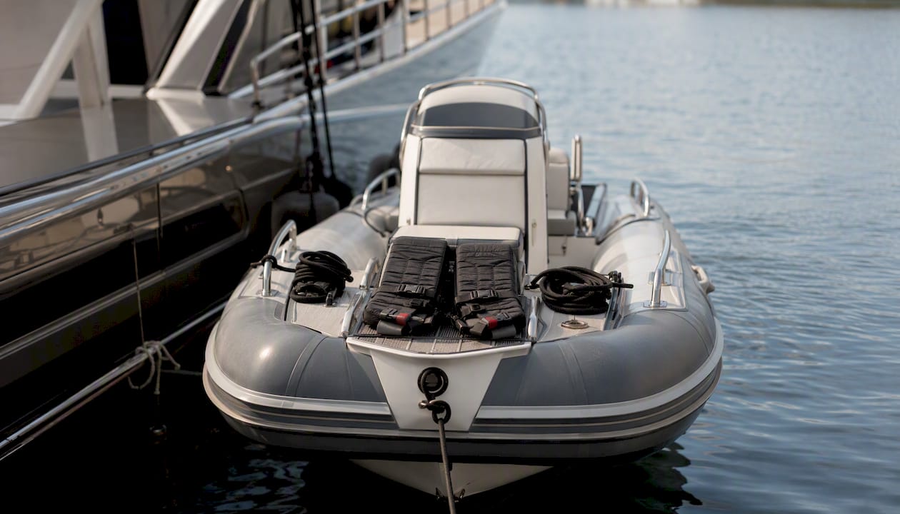 Il tender è ormeggiato accanto allo yacht, proprio lungo la banchina.