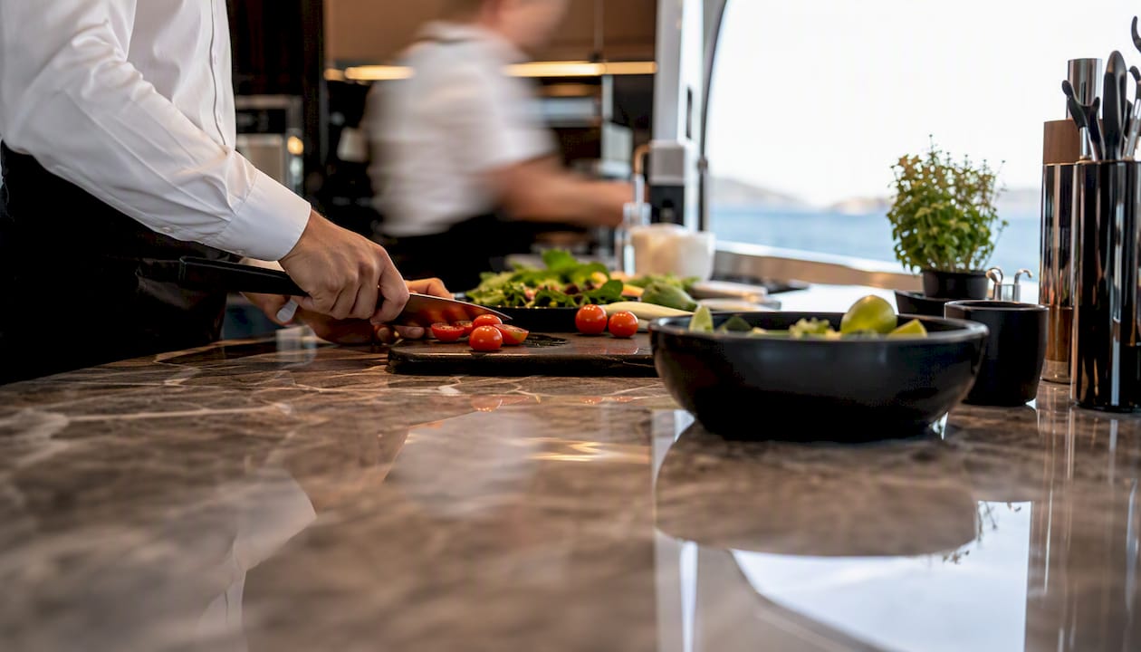Lo staff di bordo si dà da fare in cucina per preparare un delizioso pranzo a bordo dello yacht.