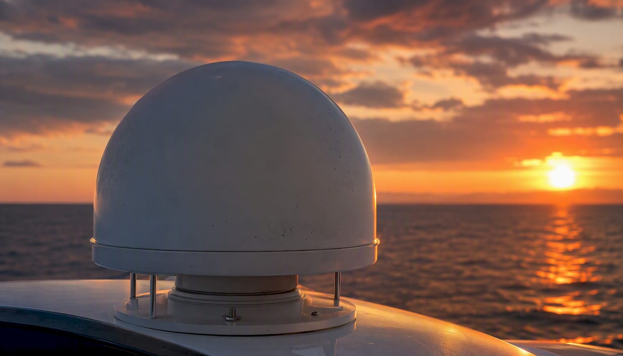 Antenna satellitare installata sul ponte di uno yacht