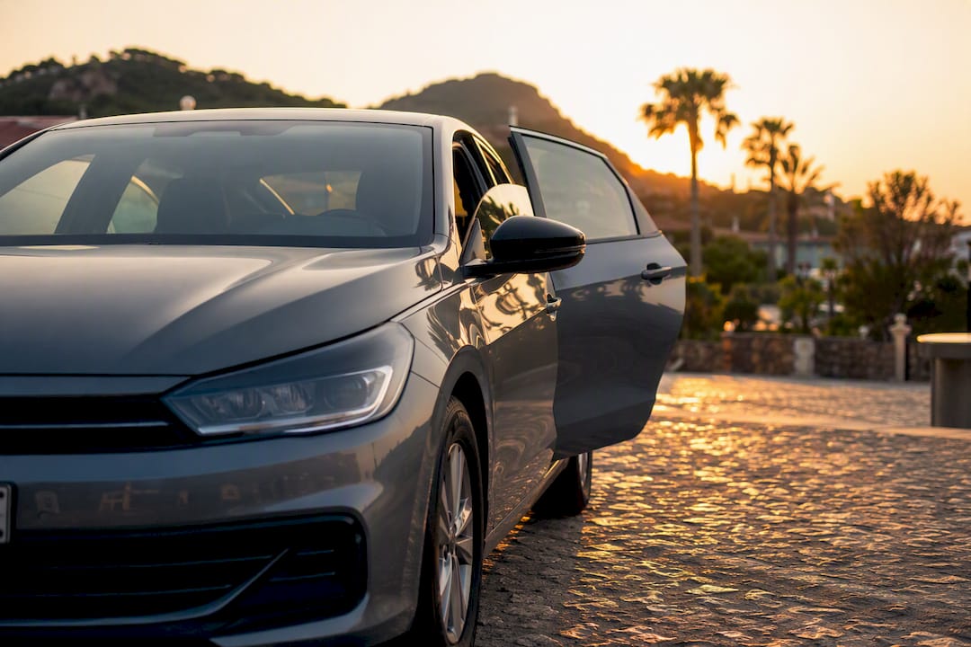 Auto a noleggio parcheggiata nei pressi dell’aeroporto di Olbia al tramonto