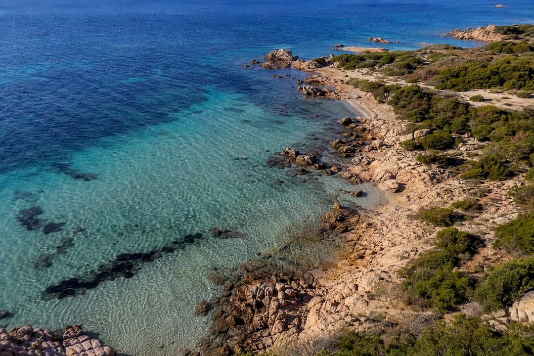 Onde in una baia ventosa a La Maddalena