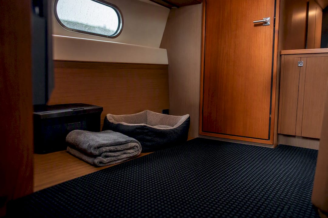Zona sicura all'interno della cabina dello yacht per gli animali