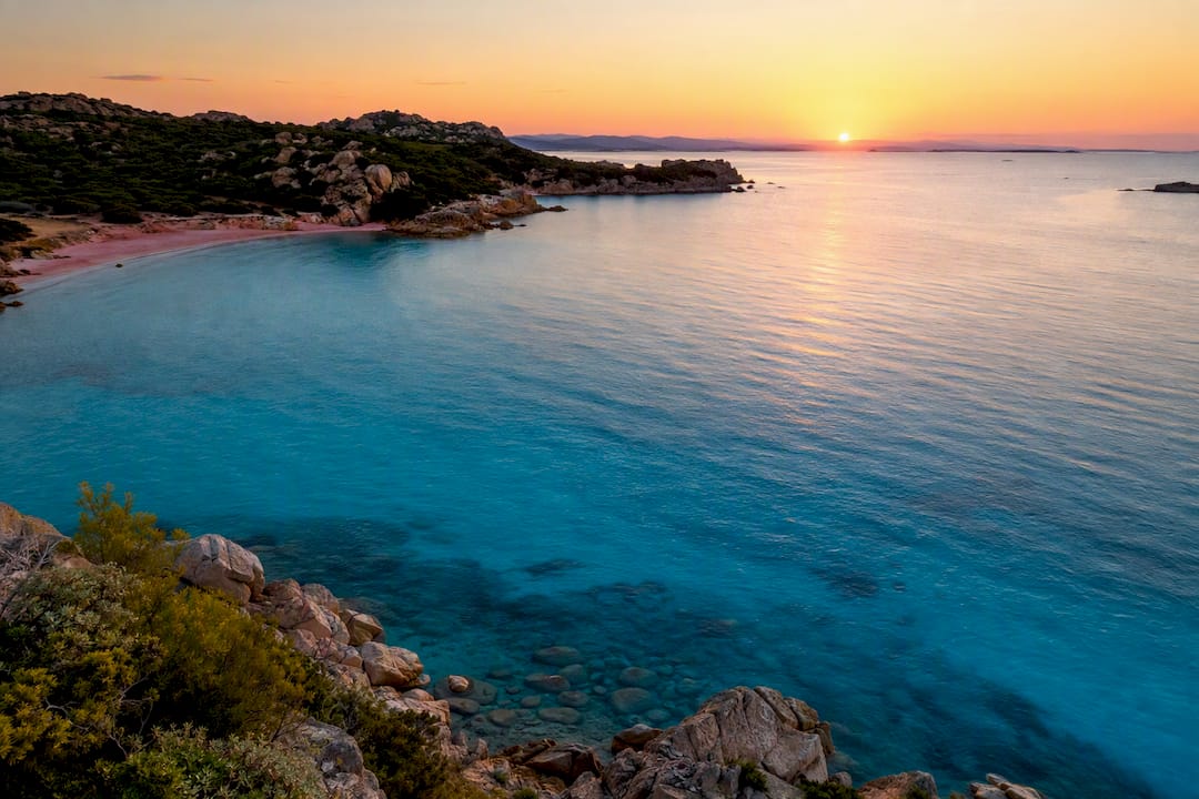 Veduta della costa di Spiaggia Rosa a La Maddalena