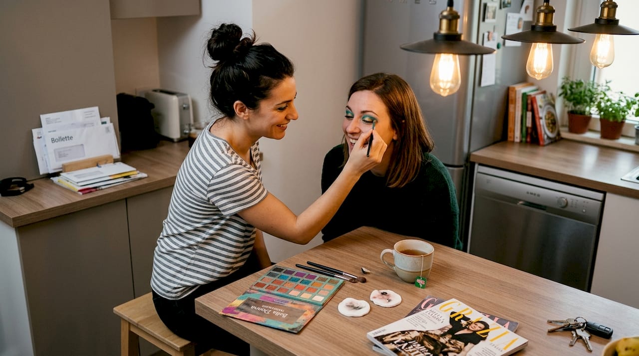 Truccatrice che si diverte a sperimentare nuovi look creativi comodamente a casa.