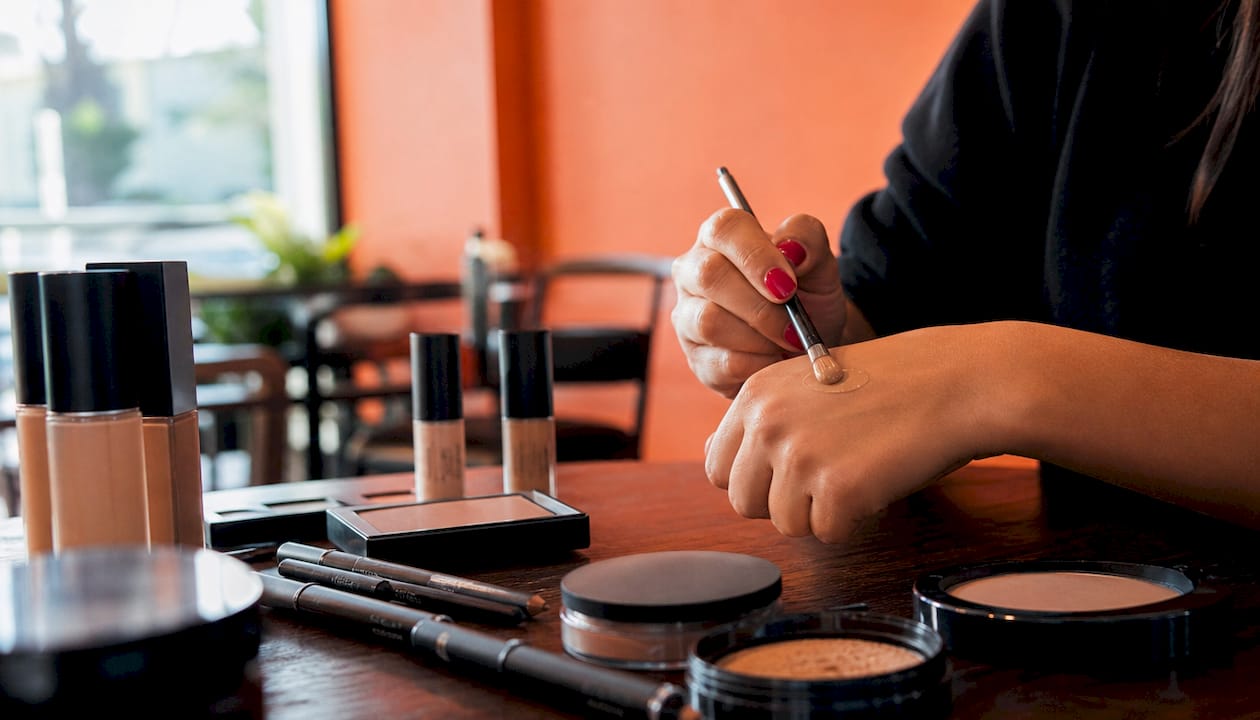 Mani che presentano cosmetici pensati per tutti, senza distinzione di genere
