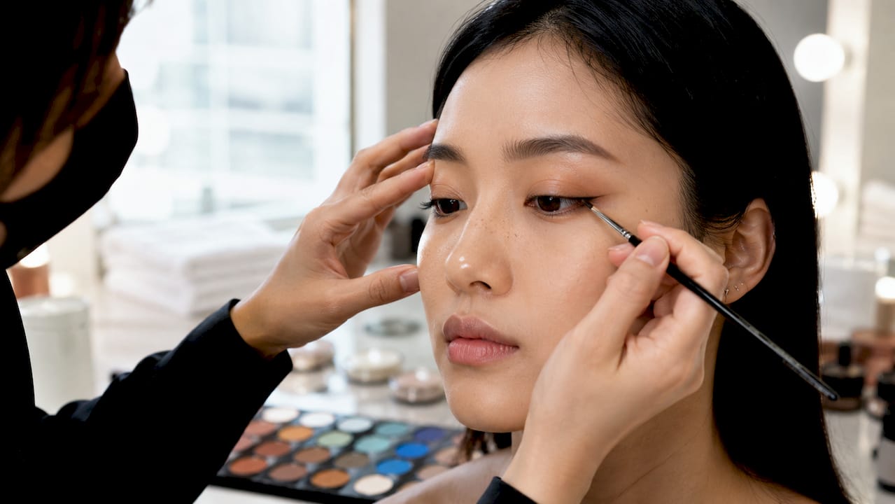 Dettaglio del make-up etnico con kajal applicato sugli occhi