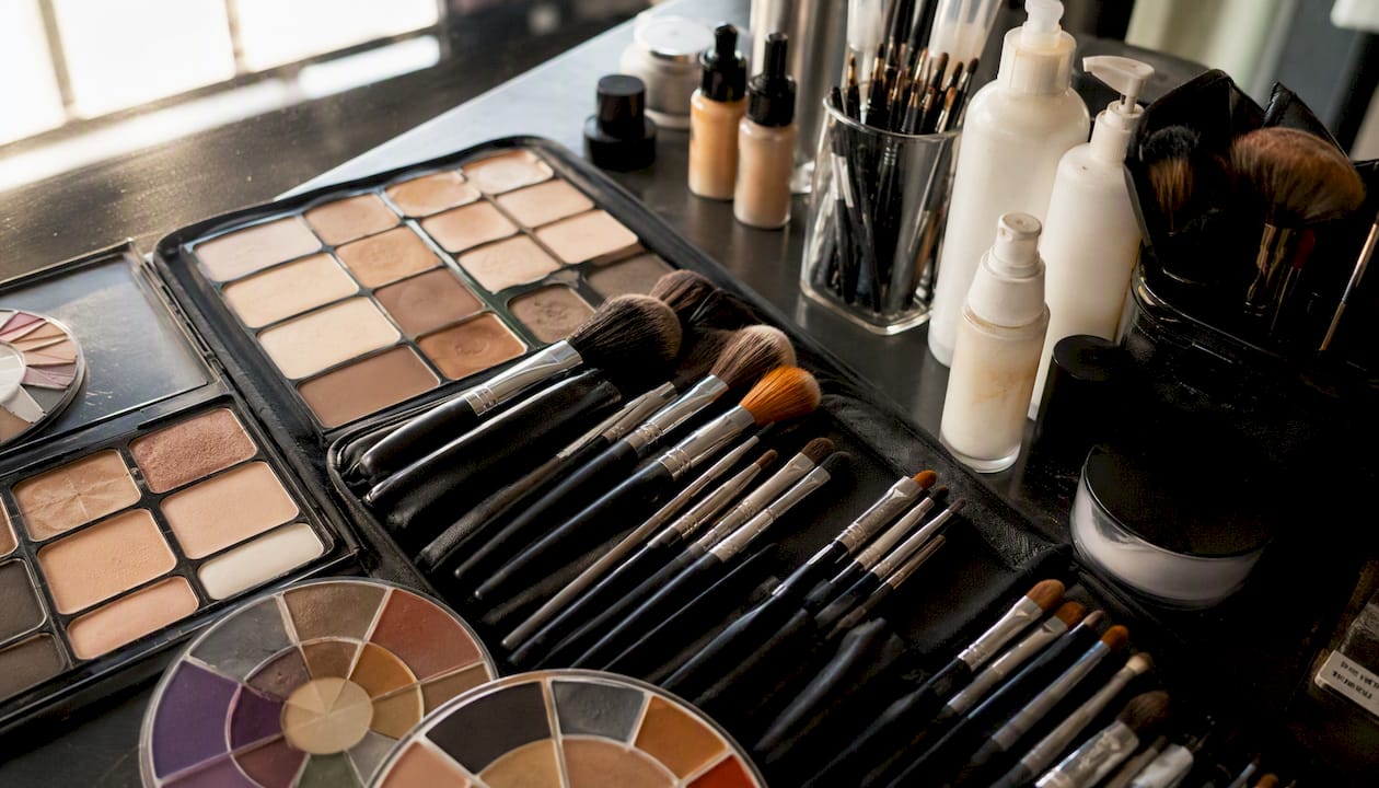 Pennelli da trucco e palette disposti sul tavolo dello studio
