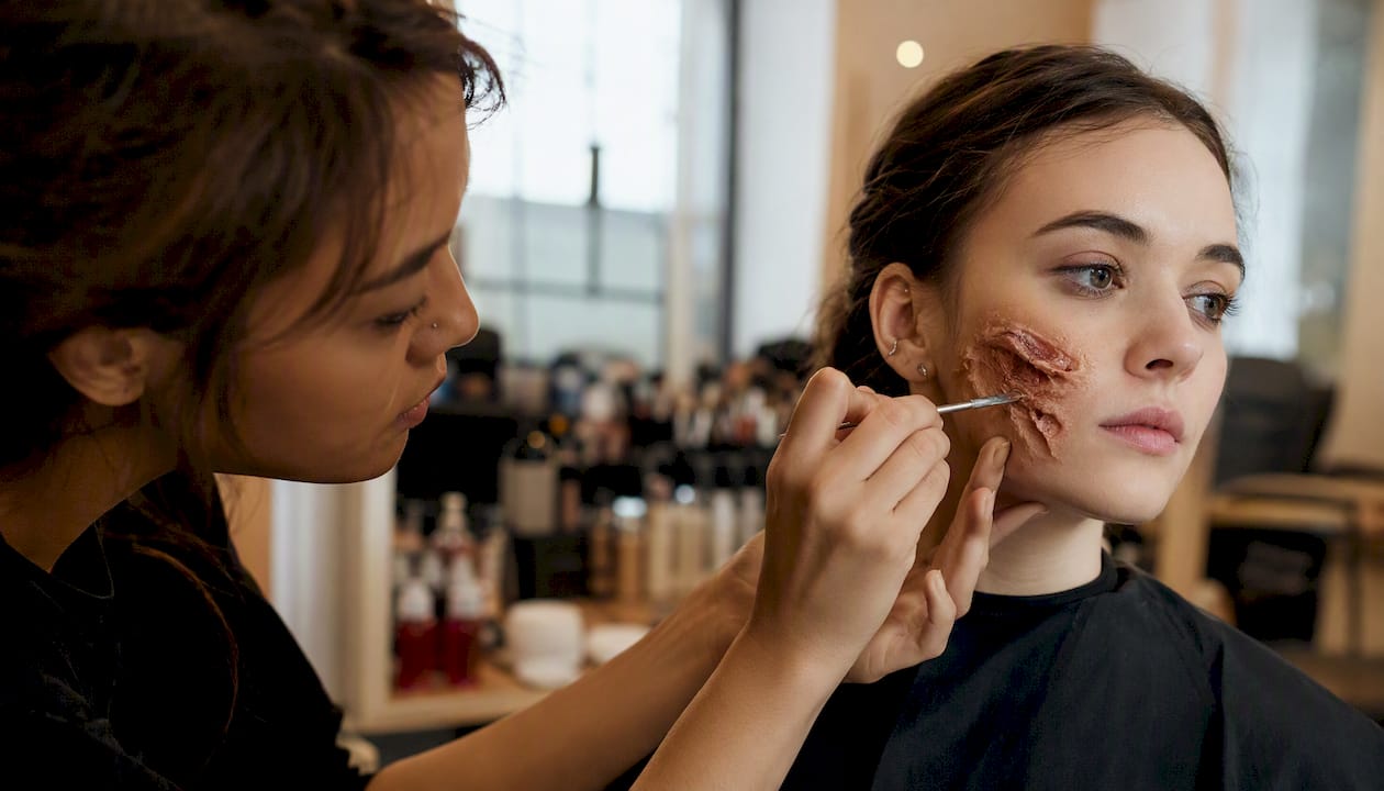 Mani che realizzano effetti speciali di trucco per ferite prostetiche