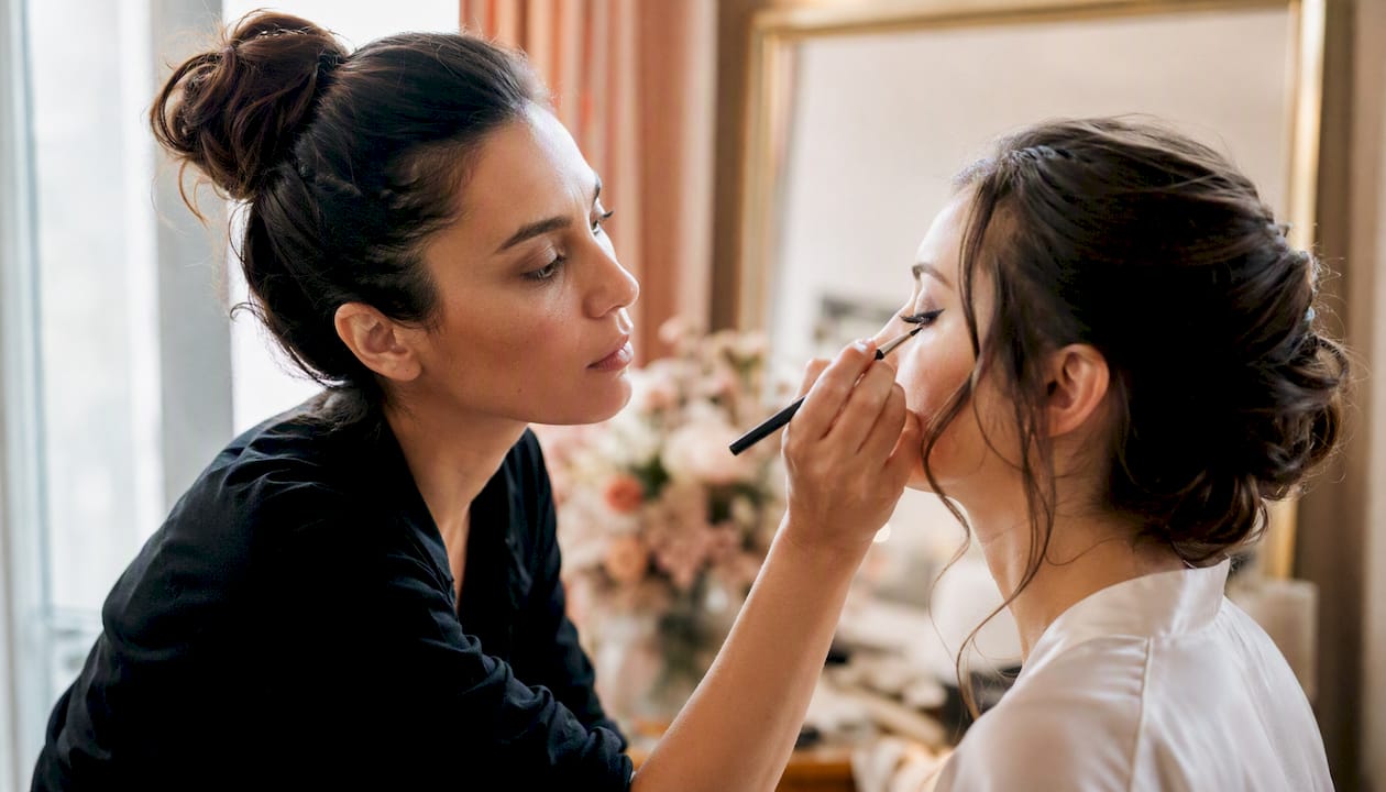 Trucco da sposa realizzato da una make-up artist in salone