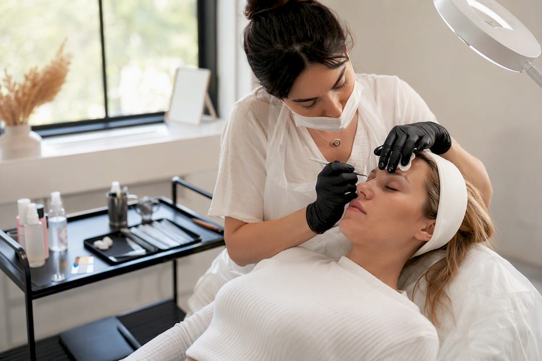 Primo piano dell'applicazione di microblading da parte dell'artista