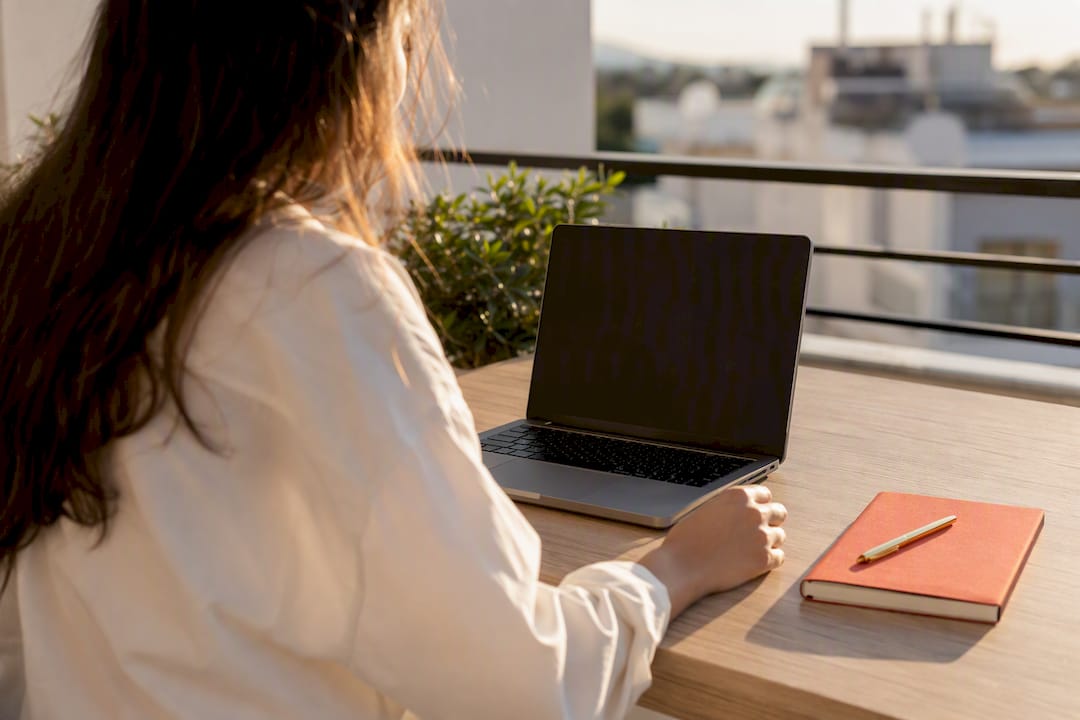 CV minimalista per truccatore su laptop con accessori
