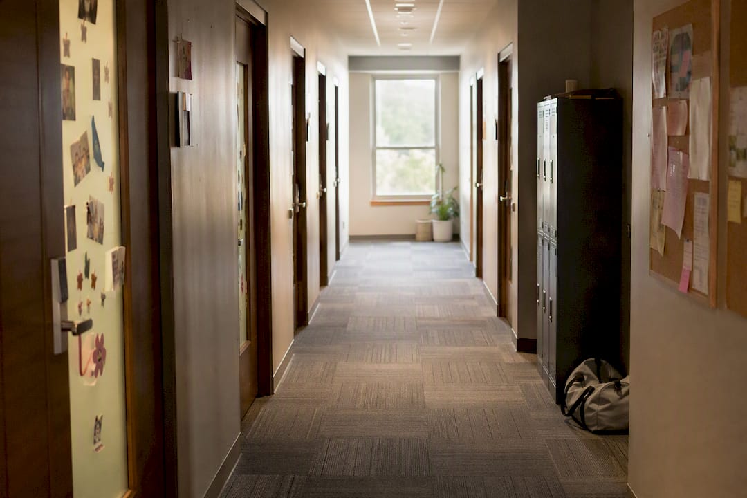 Interno del corridoio di un dormitorio universitario