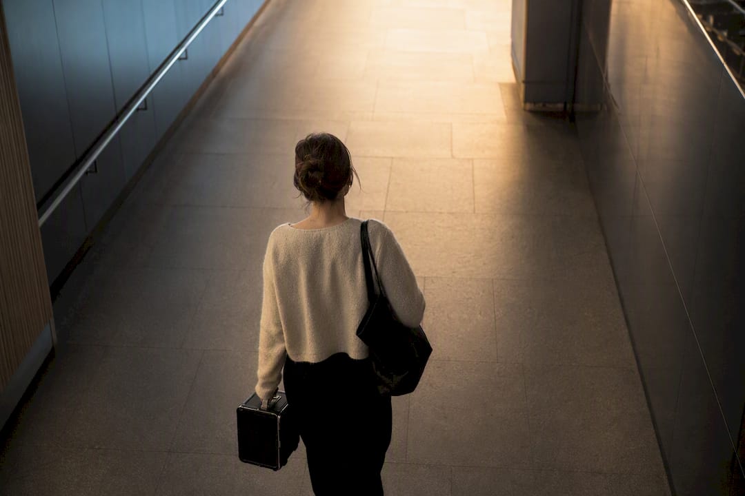 Una studentessa cammina dalla fermata della metro