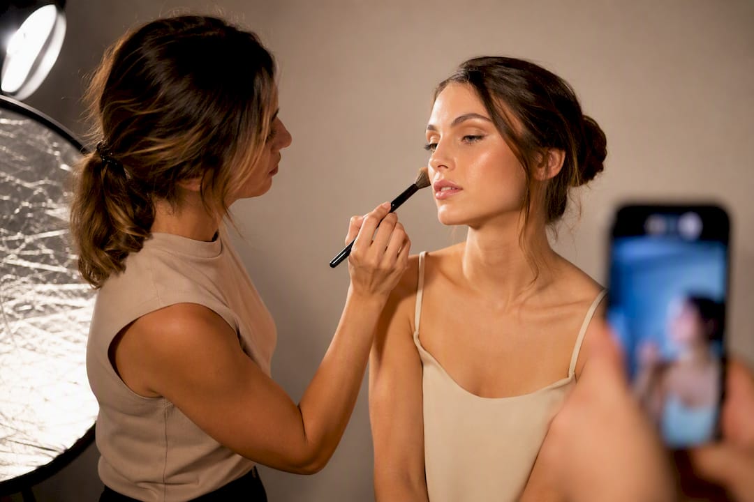 Ritocco del trucco durante un mini servizio fotografico