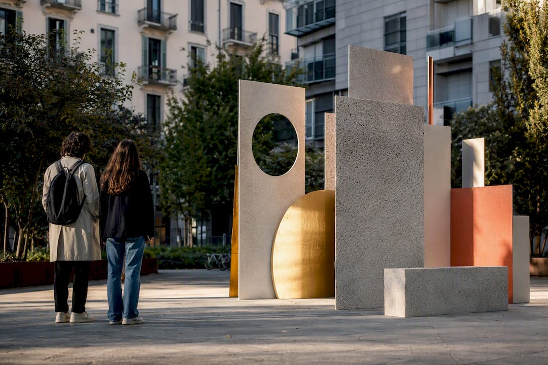 Installazione artistica temporanea nel quartiere Isola a Milano
