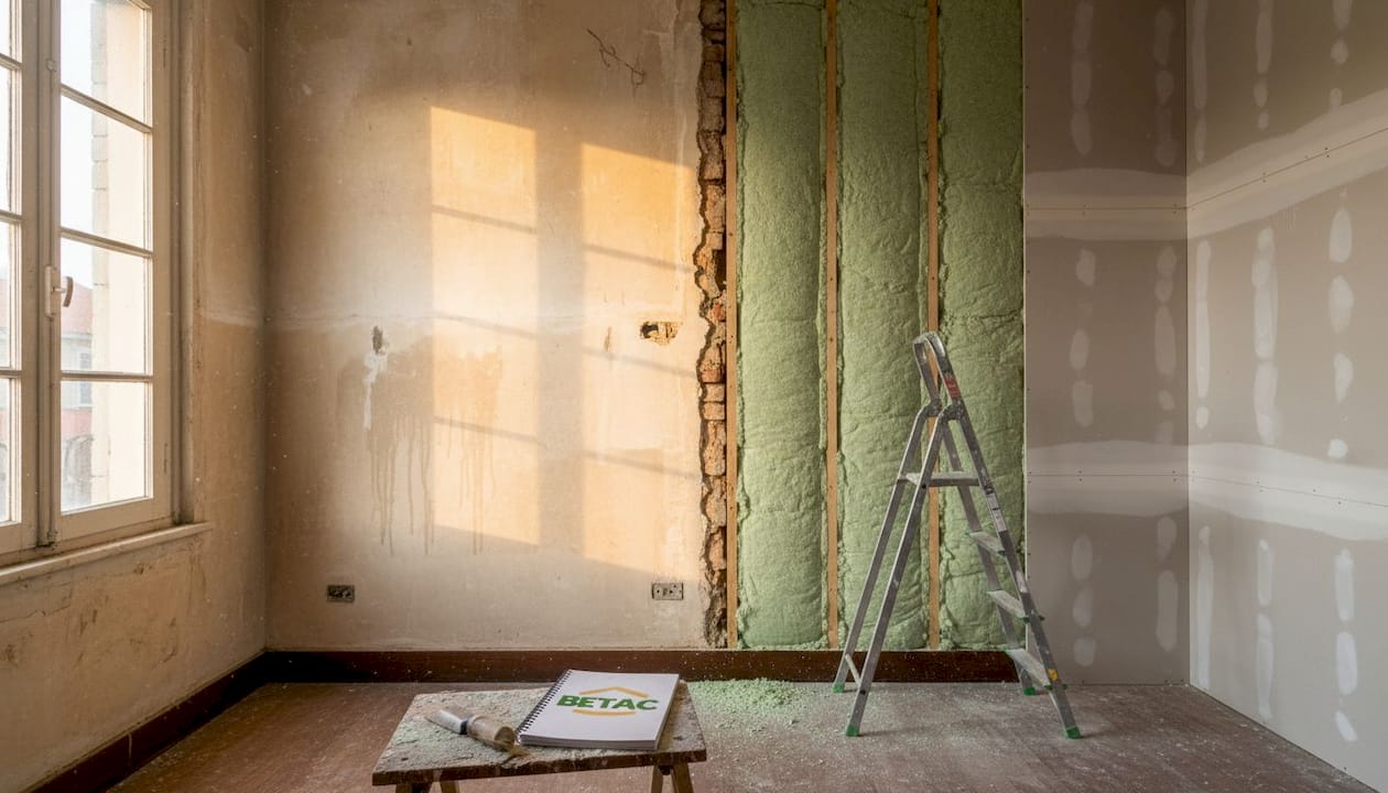 Parede revela o aspeto antes e depois da aplicação de celulose