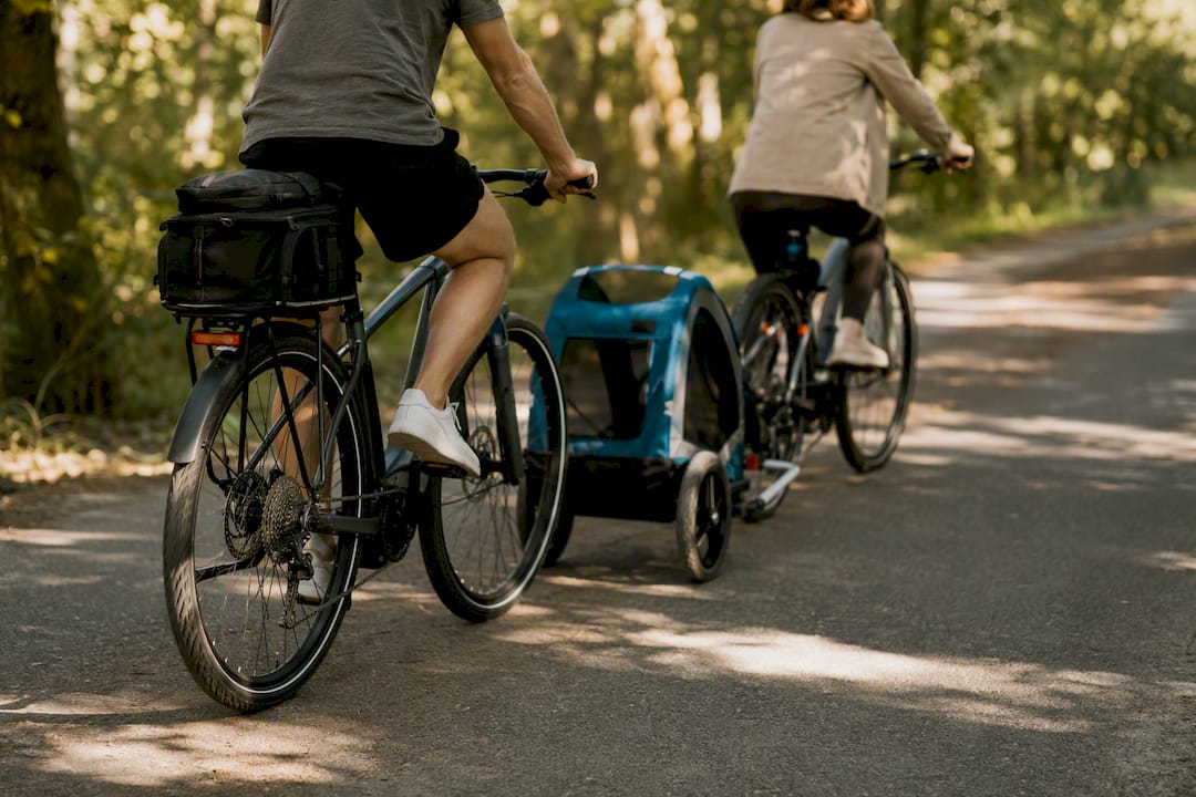 Zwei Autos unterwegs, jeweils mit unterschiedlichen Fahrradträgern am Heck.