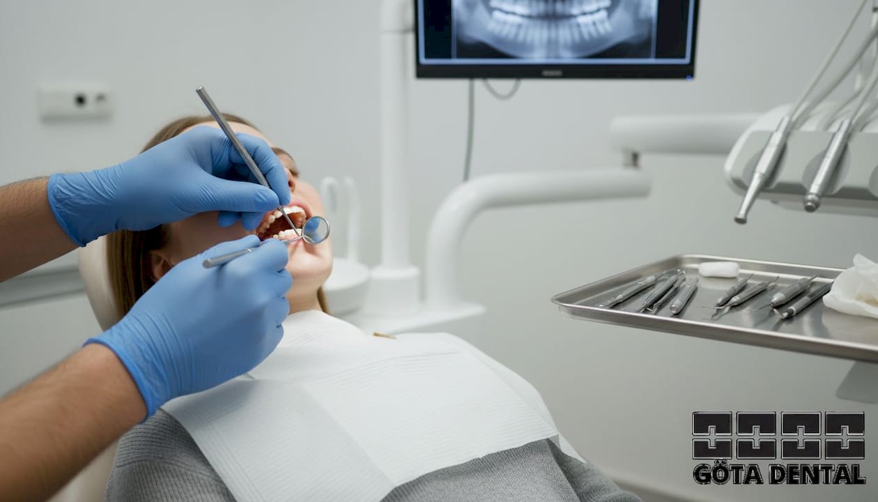 Tandläkaren undersöker patientens fasta retainer