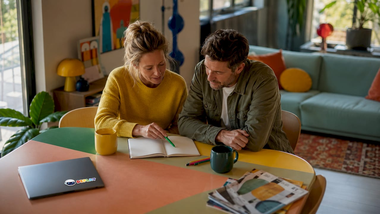 Aan de keukentafel praten ouders met elkaar over hoe ze hun kinderen willen opvoeden.