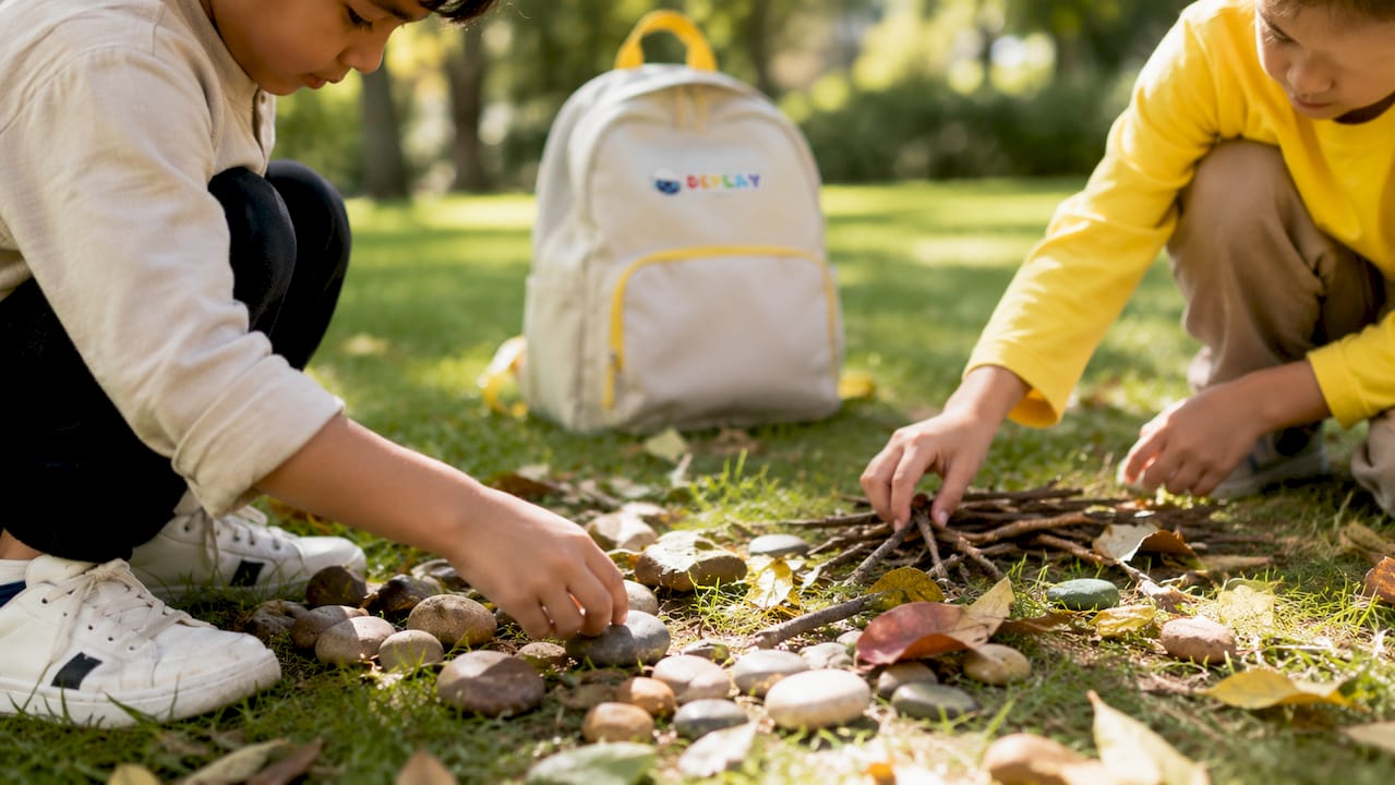 Buiten gaan kinderen lekker aan de slag met takken, bladeren en ander natuurlijk materiaal.