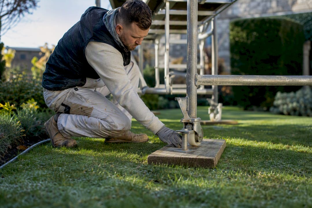 Mobile scaffold tower base on sole boards