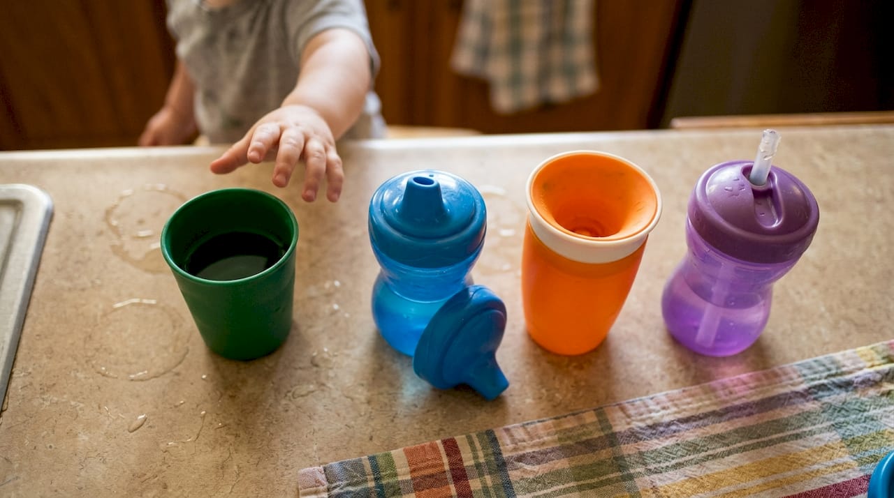 Vergelijking van vier populaire drinkbekers voor peuters