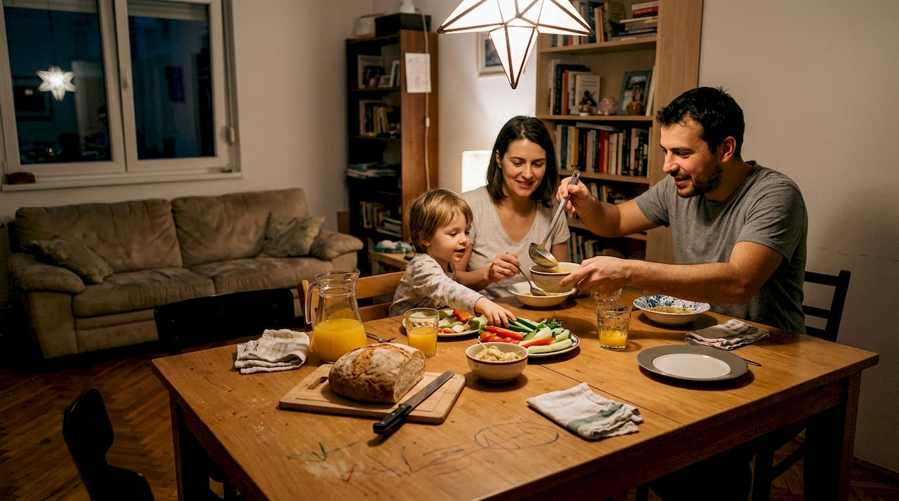 Čitava porodica okuplja se za stolom i uživa u zdravom obroku.