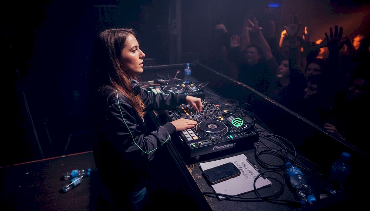 Wie DJs bei Club-Events die Stimmung im Publikum aufnehmen und darauf reagieren