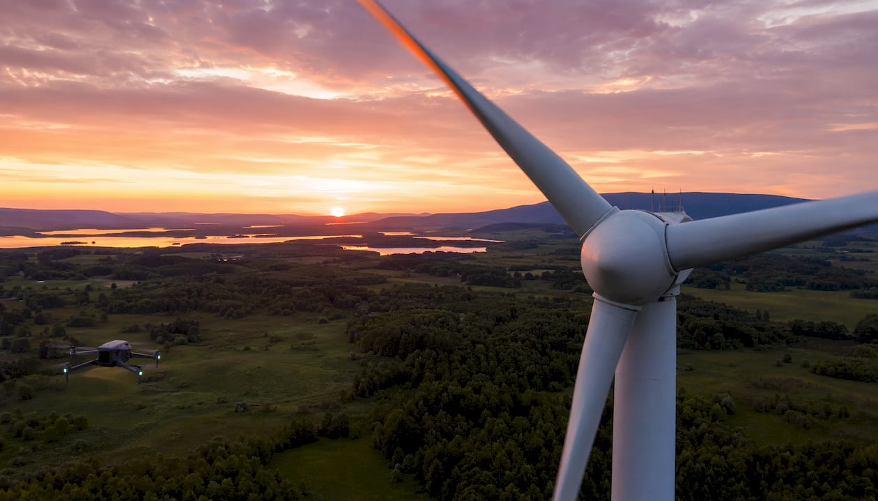 Inspection du système de protection contre la foudre d’une éolienne réalisée par drone en extérieur