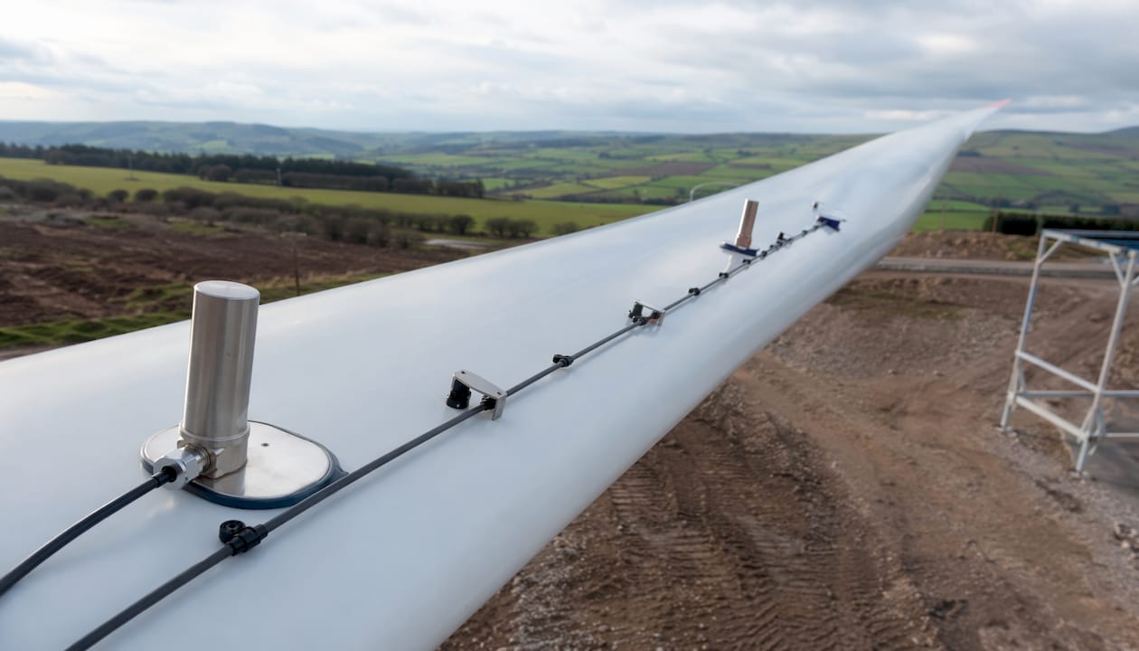 Présentation des capteurs dédiés à la protection contre la foudre installés sur les pales d’éoliennes.