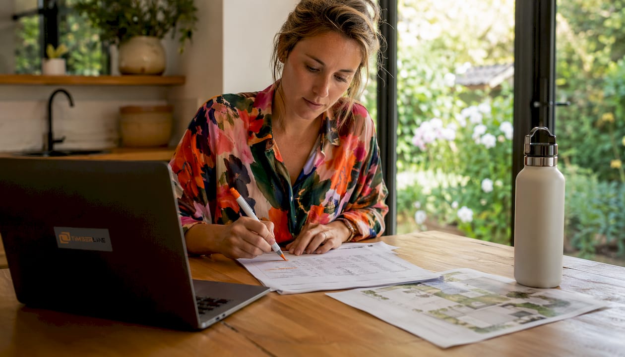 Vrouw stelt budget op voor opknappen van haar tuin