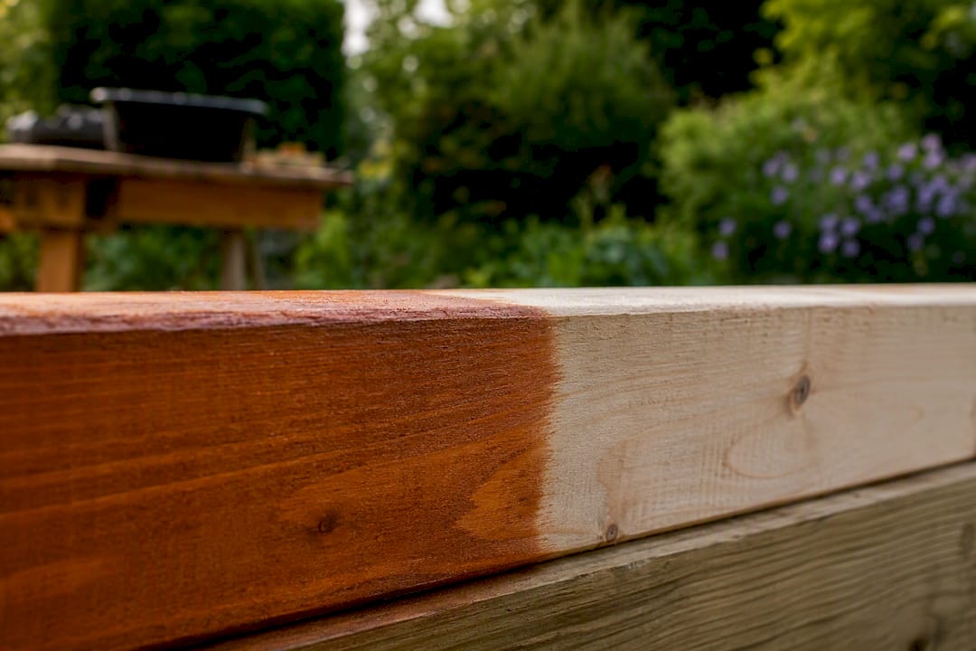 Close-up van gepigmenteerde beits op douglas hout