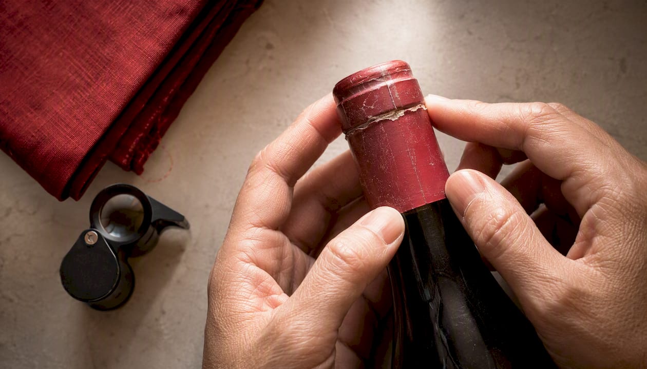 Inspecting an aged wine capsule seal