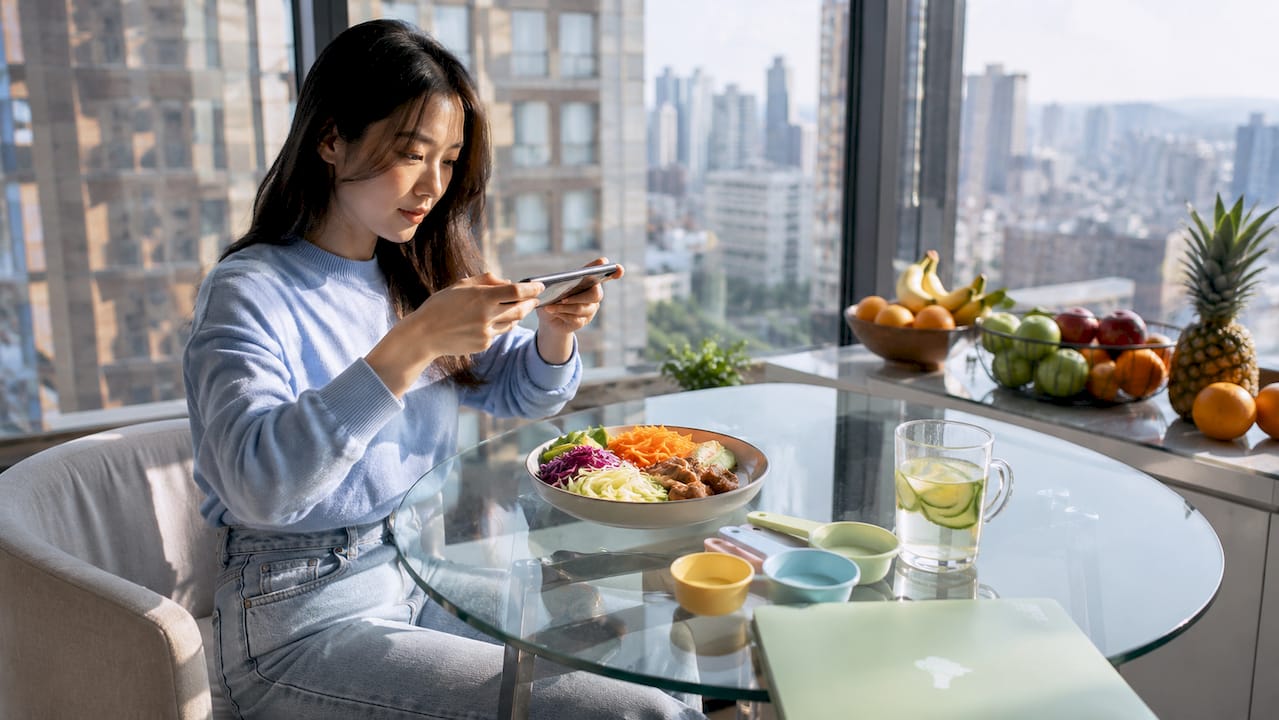 Person photographing meal for nutrient logging