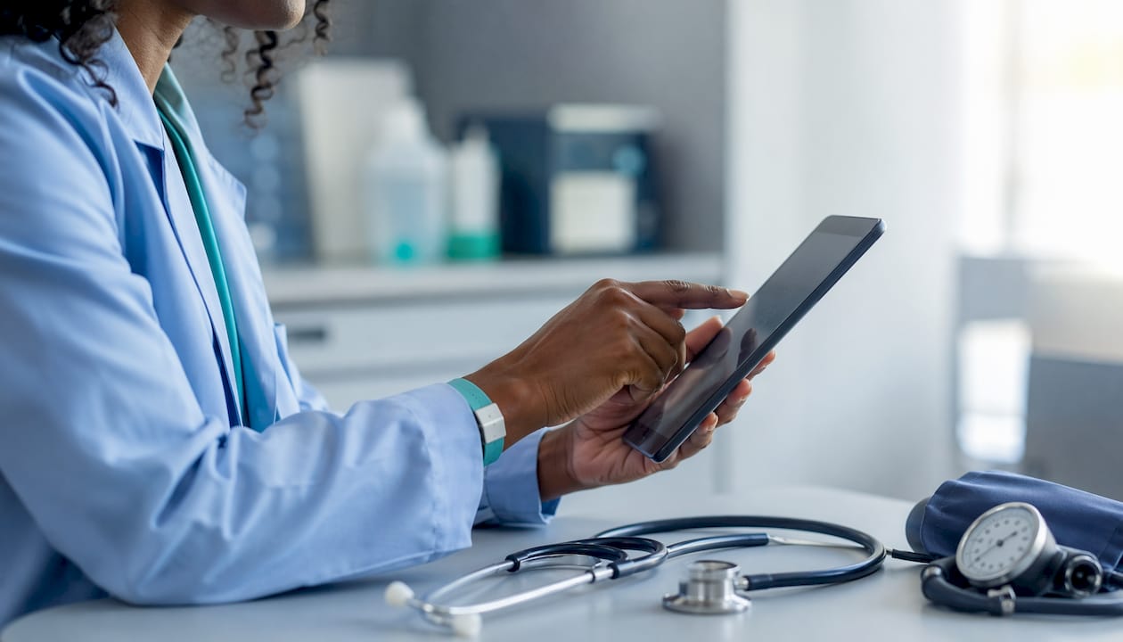 Médica a fazer nova avaliação dos sinais vitais de um doente na sala de urgências