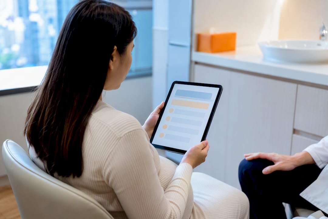 Pregnant patient completing depression screening