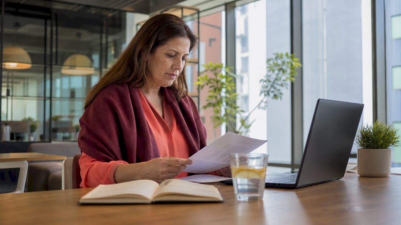 Un experto en SEO técnico repasando una auditoría mientras disfruta de un café
