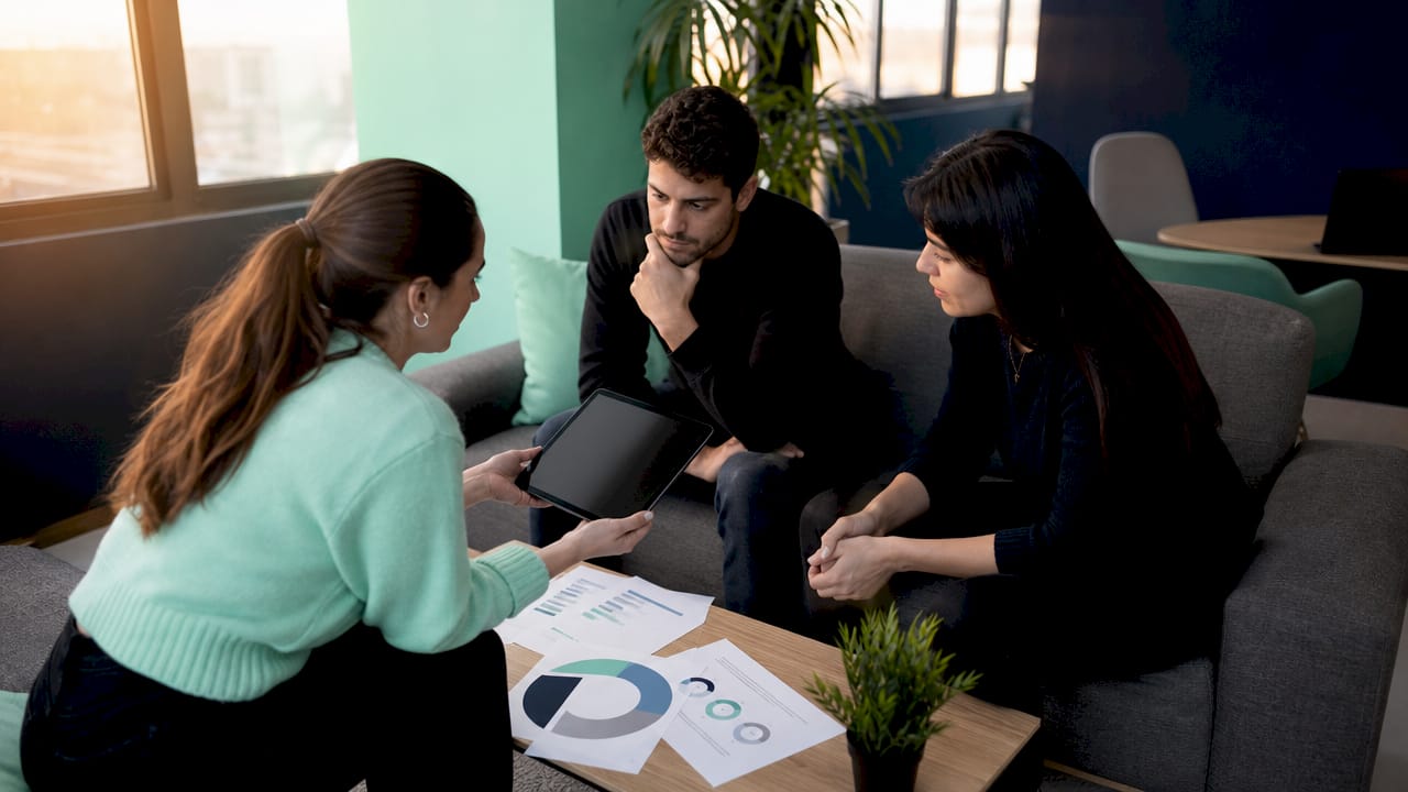 Un grupo de profesionales analiza estrategias avanzadas de segmentación para potenciar las ventas cruzadas.