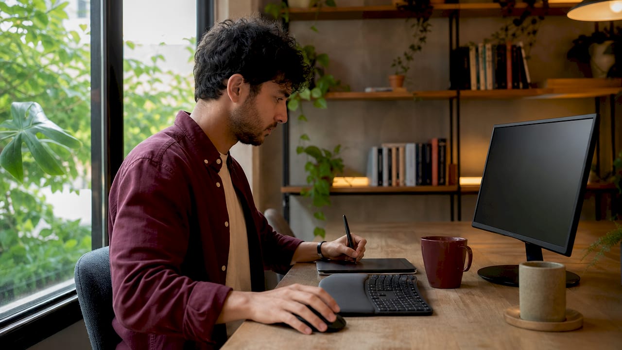 Manos trabajando para mejorar la experiencia web y dejar una huella positiva.