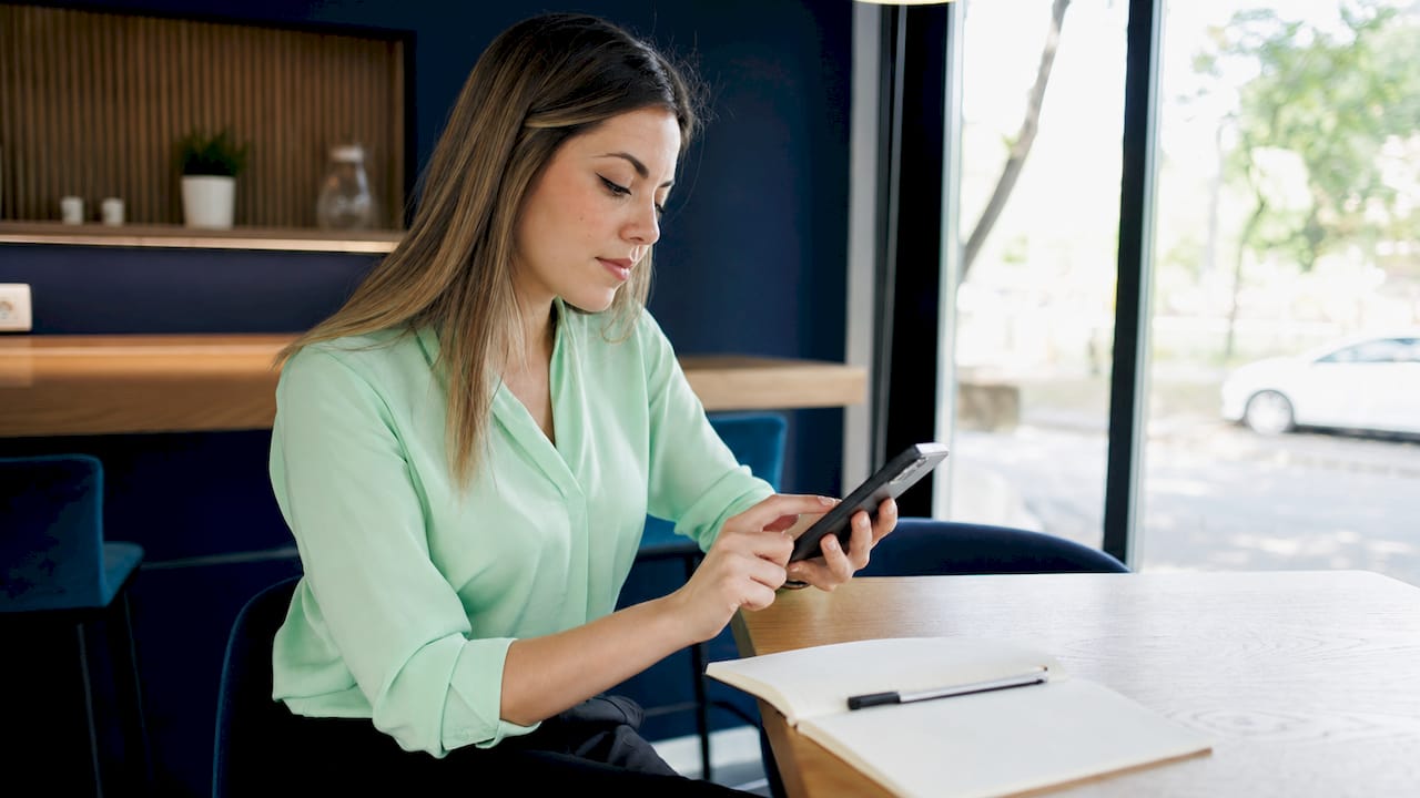 Persona utilizando WhatsApp Business en su móvil