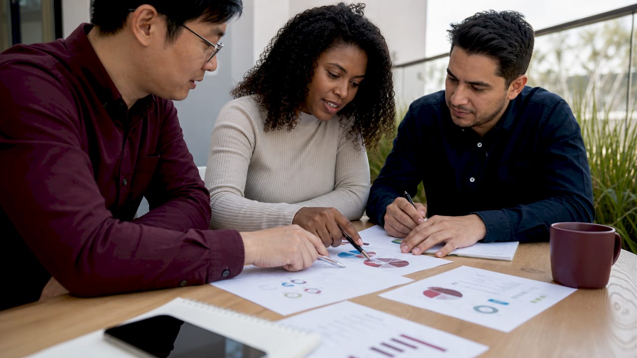El equipo revisa los resultados de las campañas de email marketing para identificar tendencias y oportunidades de mejora.