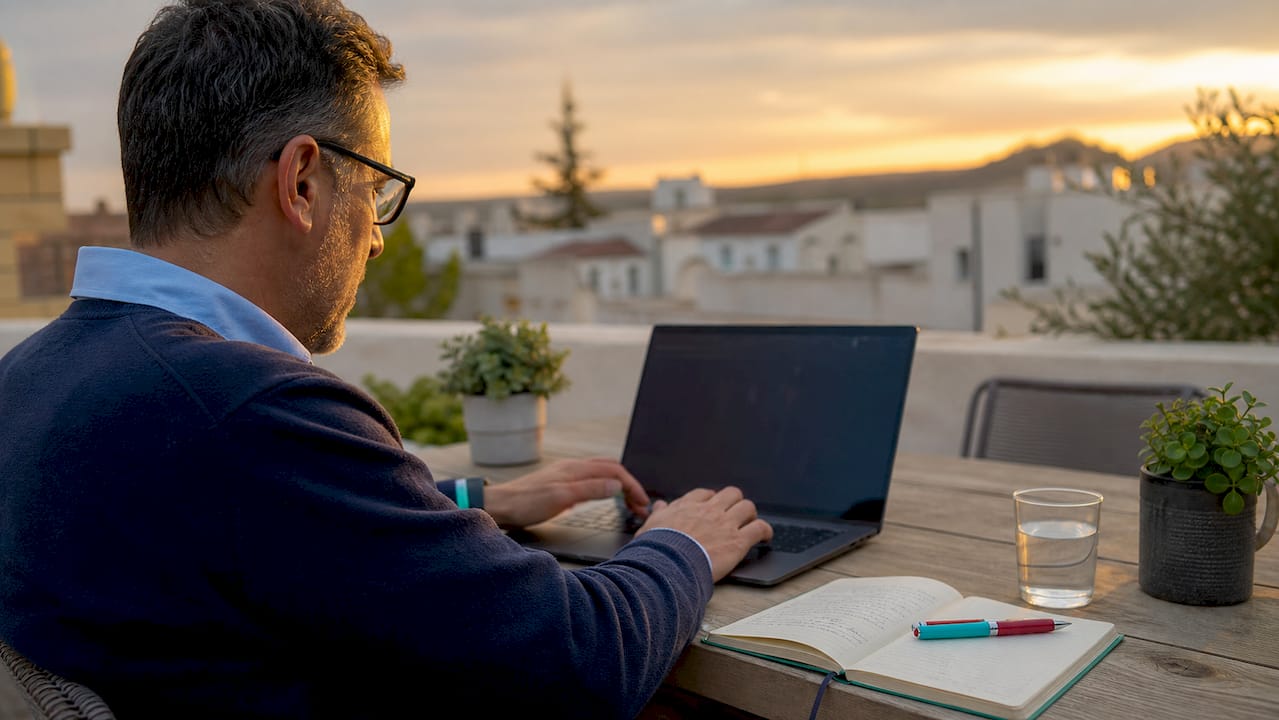 Manos trabajando en el portátil mientras se configura una estrategia de nurturing