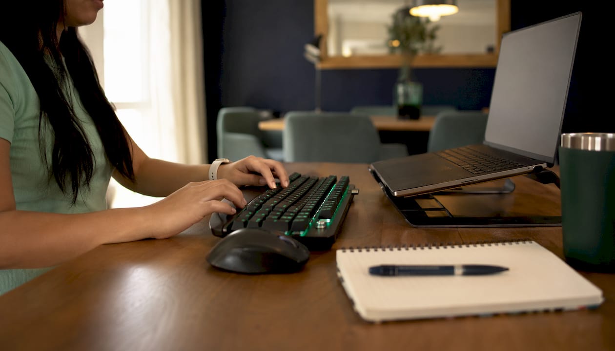 Manos escribiendo una serie de correos para una campaña de email marketing