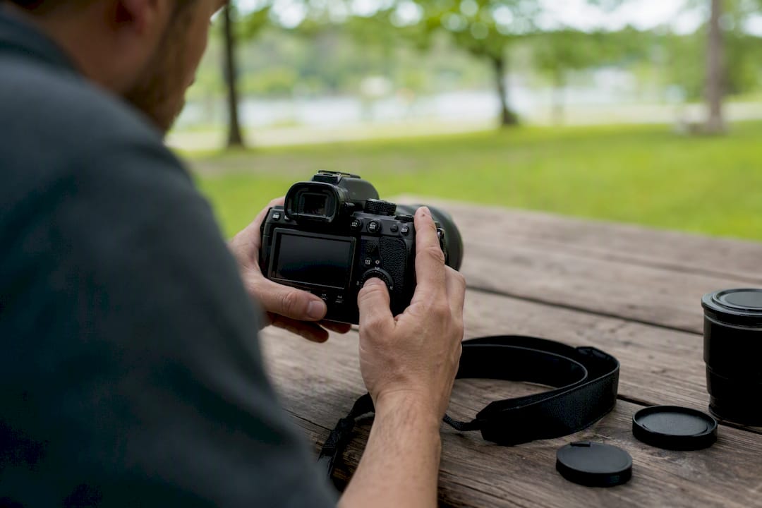 Fotograf prilagaja nastavitve barvnega prostora na fotoaparatu