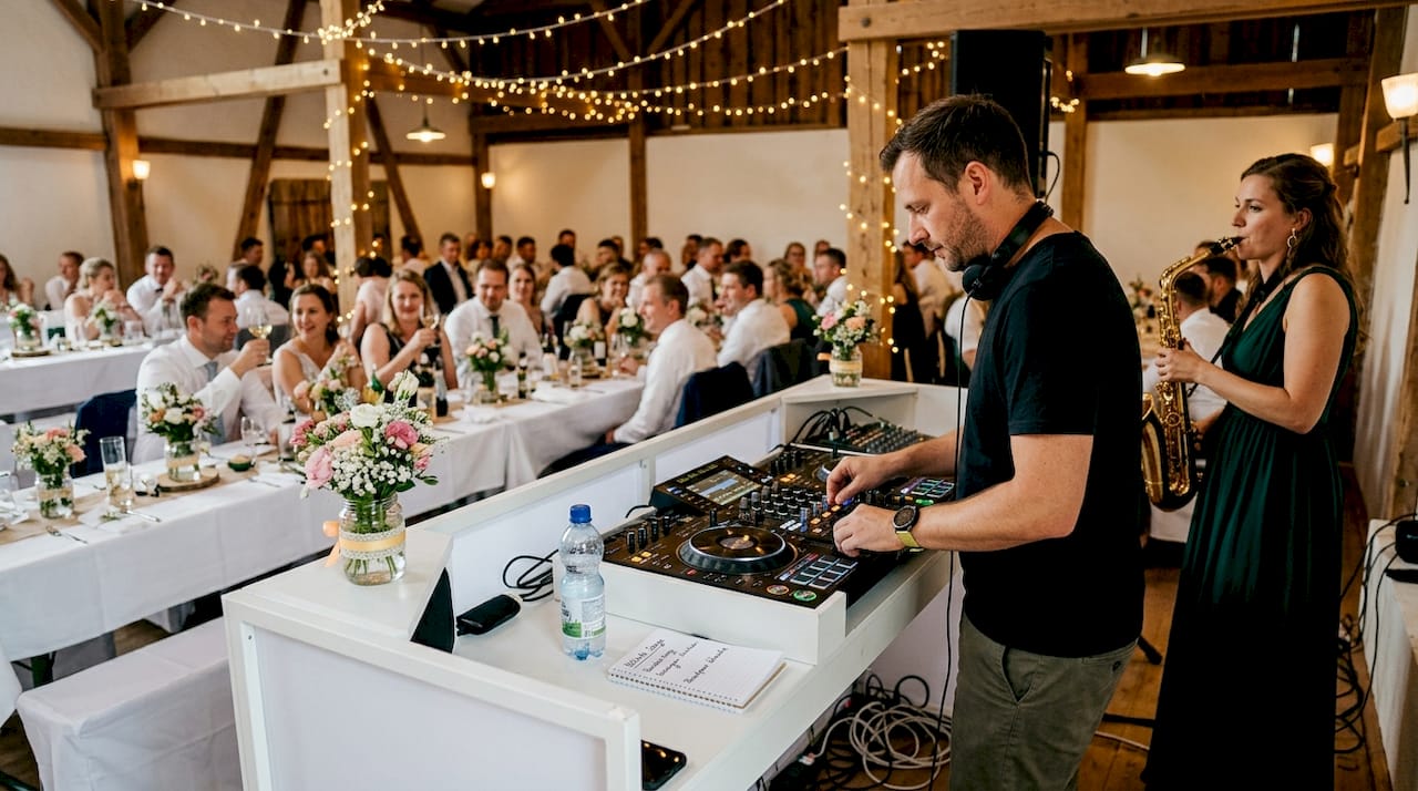 Für beste Stimmung auf der Hochzeit sorgt ein DJ gemeinsam mit einer Saxophonistin – live und mitreißend!